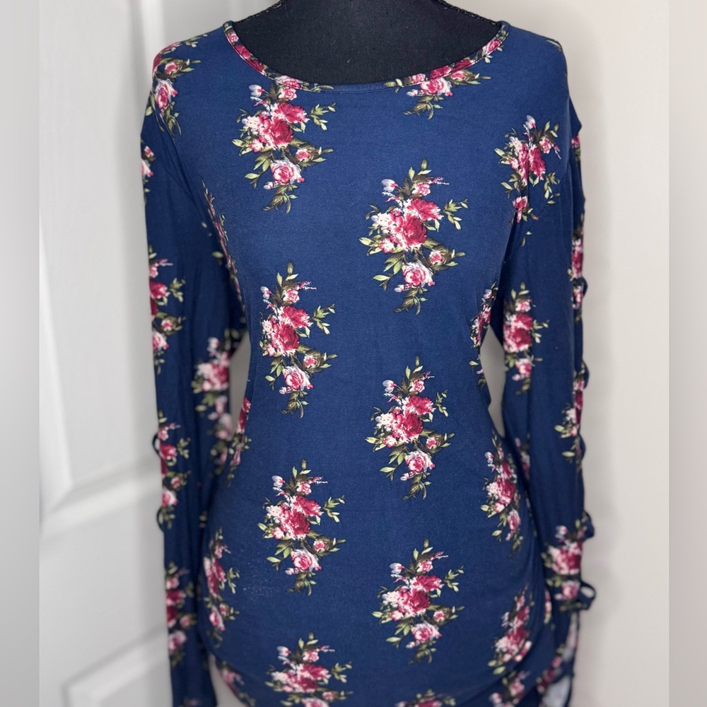 Beautiful Emma’s Expressions Maternity Blouse